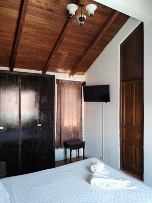 Gallery Room | Down duvets, Select Comfort beds, iron/ironing board, free WiFi - Hotel Mansion del Rey (Antigua Guatemala)
