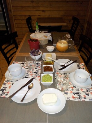 Free daily continental breakfast  - Kalfu Patagonia (Cochrane)