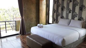 Cortinas blackout, wifi gratis y ropa de cama