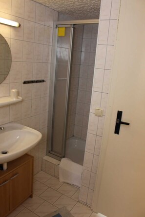 Een douche, handdoeken, toiletpapier