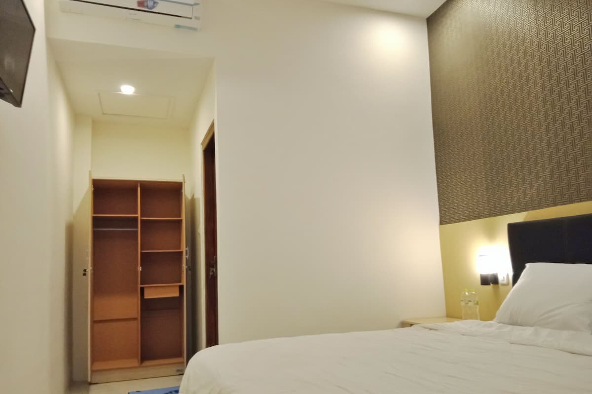 Standard Tek Büyük Yataklı Oda | Masa, çarşaf takımı