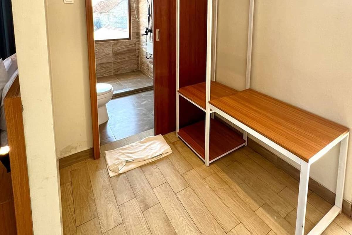 Deluxe Oda | Masa, çarşaf takımı