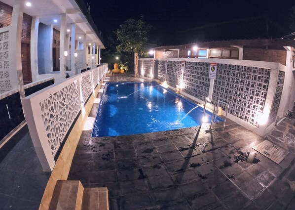 Deluxe Room | Outdoor pool