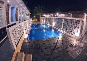 Deluxe Room | Outdoor pool