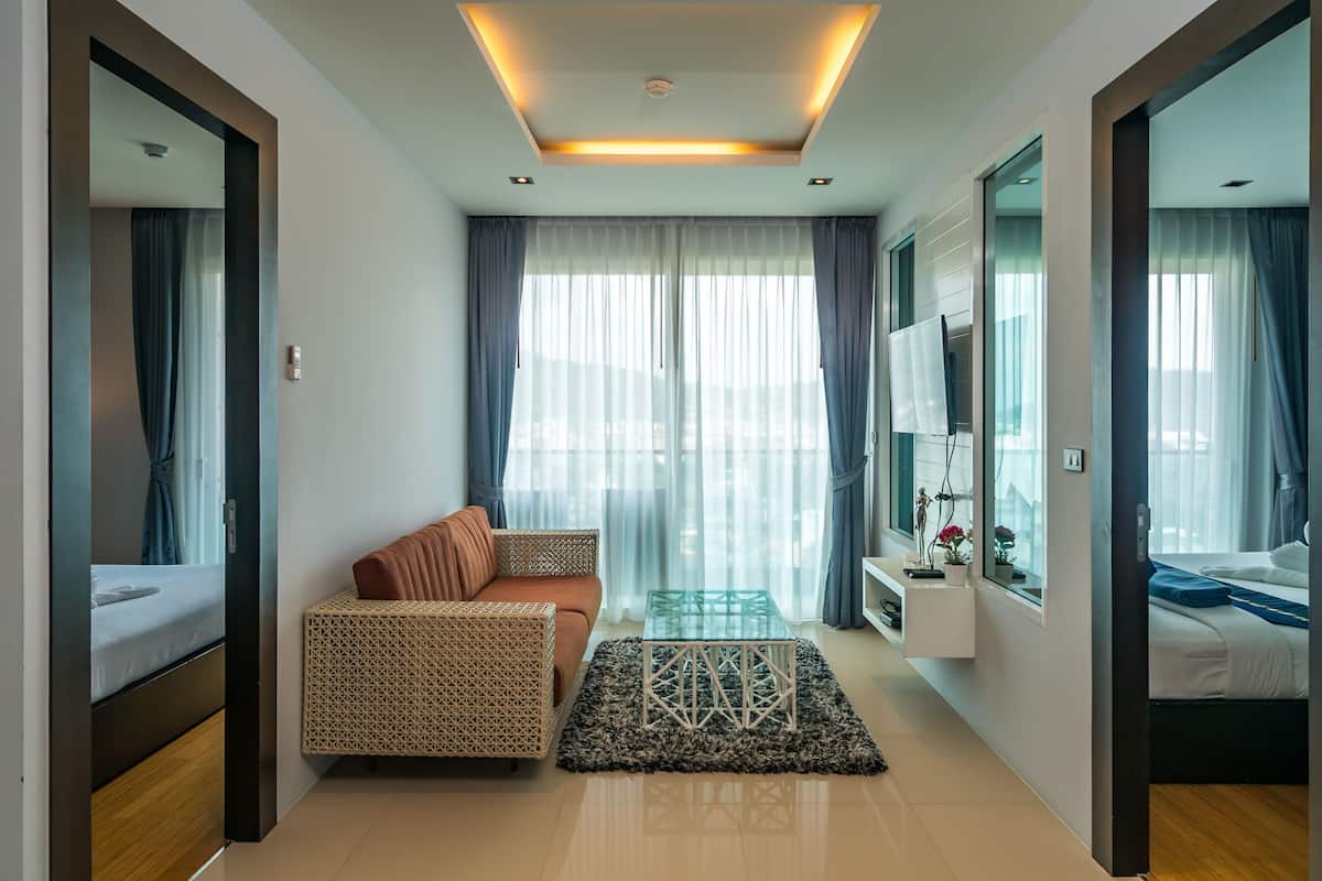 2 Bedrooms Apartment with Ocean View (703) | Salle de séjour | Téléviseur à écran plat de 42 po avec télévision par câble, téléviseur