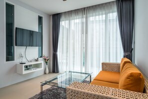 2 Bedrooms Apartment with Ocean View (703) | Living room | 42-inch flat-screen TV with cable channels, TV