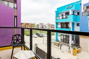 A modern building with a purple facade and a blue and white building across the street. - Chen Feng Homestay (Magong)