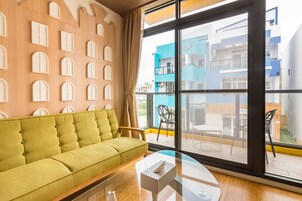 Deluxe Quadruple Room, Lanai, Garden View | Egyptian cotton sheets, premium bedding, down comforters, desk