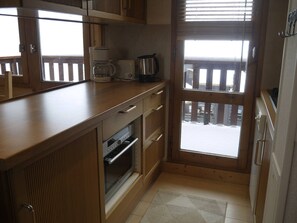 Kylskåp, mikrovågsugn, ugn och spishäll