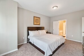 2 bedrooms, desk, iron/ironing board, WiFi - Wow! Private Newer 2 Bedroom House - King Bed - 10 mins from IAH Unit C (Humble)