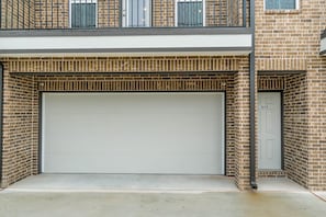 Exterior - Wow! Private Newer 2 Bedroom House - King Bed - 10 mins from IAH Unit C (Humble)