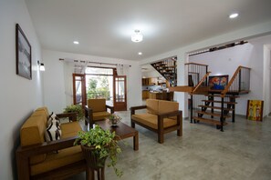 Lobby sitting area - Villa Mount Melody (Kandy)