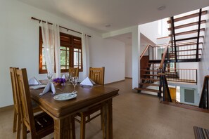 供应早餐、午餐和晚餐，本地与国际菜