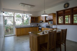 Breakfast, lunch, dinner served; local and international cuisine  - Villa Mount Melody (Kandy)