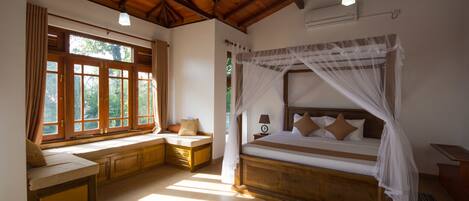 Desk, soundproofing, iron/ironing board, free WiFi