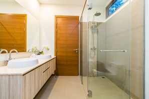4 Bedrooms Villa with Private Pool  | Kamar mandi | Shower, perlengkapan mandi gratis, pengering rambut, dan kloset