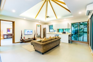 4 Bedrooms Villa with Private Pool  | Área de sala de estar | Televisión de pantalla plana 