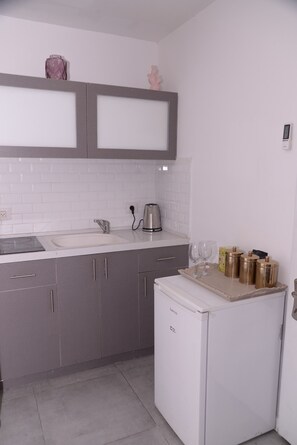 アパートメント ダブルベッド 1 台 禁煙 | 専用簡易キッチン | 大型冷蔵庫、コンロ、電気ポット、調理器具と食器