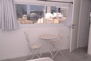 アパートメント ダブルベッド 1 台 禁煙 | 客室内のダイニングエリア