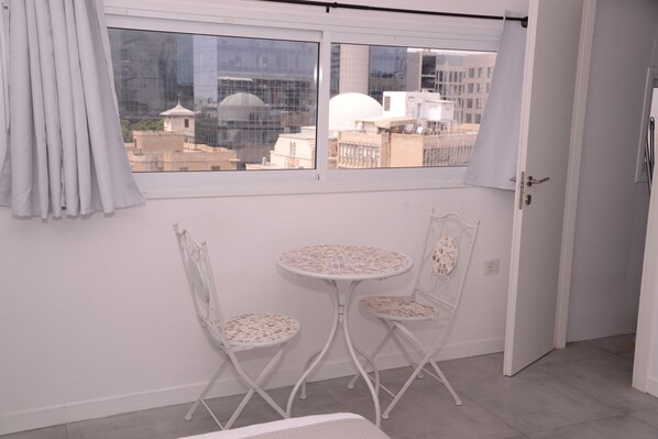 アパートメント ダブルベッド 1 台 禁煙 | 客室内のダイニングエリア