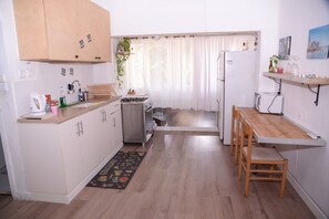 Huoneisto, tupakointi kielletty | Yksityinen keittiö | Täysikokoinen jääkaappi, mikroaaltouuni, uuni, liesi