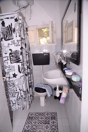 Bathroom - Central Apartment 5 Minutes From Beach (Tel Aviv)