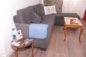 Living area - Central Apartment 5 Minutes From Beach (Tel Aviv)