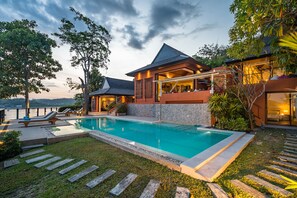 5 bedrooms, in-room safe, iron/ironing board, free WiFi - Nam Bo villa by Lofty (Wichit)