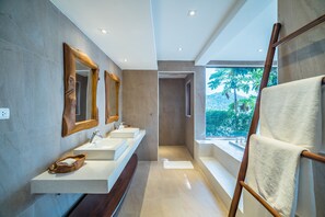 Luxe villa, uitzicht op zee | Badkamer met wastafel