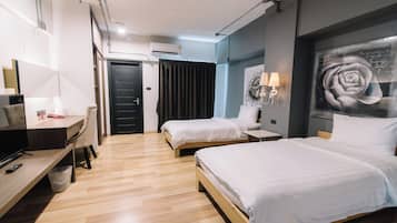 Kahden hengen deluxe-huone (kaksi sänkyä), tupakointi kielletty | Minibaari, tallelokero huoneessa, työpöytä, pimennysverhot