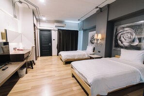 Kamar Twin Deluks, Bebas Asap Rokok | Minibar, brankas, meja kerja, dan tirai kedap cahaya