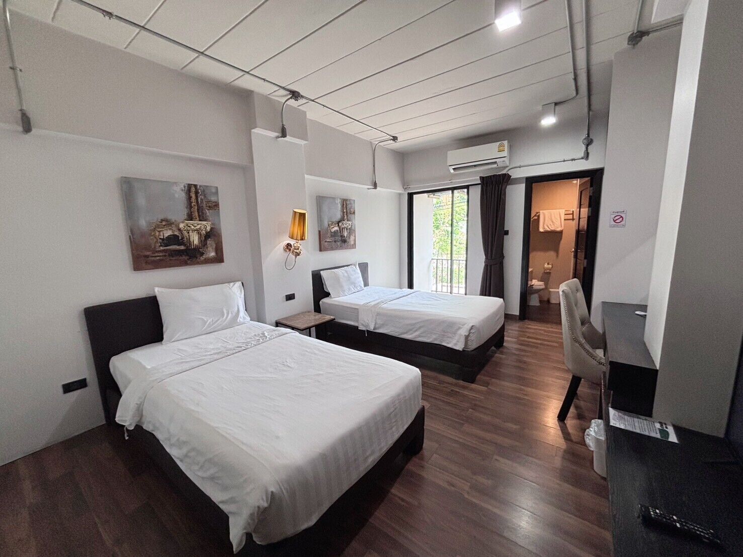 Deluxe Twin Room, Non Smoking | Minibar, in-room safe, desk, blackout curtains