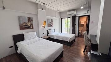 Deluxe Twin Room, Non Smoking | Minibar, in-room safe, desk, blackout curtains