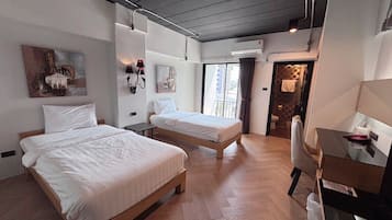 Deluxe Twin kamer, niet-roken | Een minibar, een kluis op de kamer, een bureau, verduisterende gordijnen