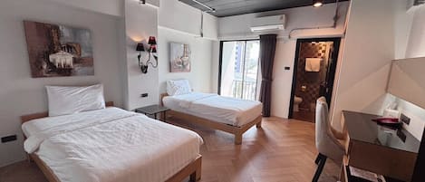 Minibar, caja de seguridad en la habitación y escritorio