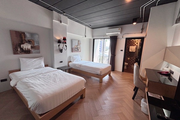 Habitación Deluxe con 2 camas individuales, para no fumadores | Minibar, caja de seguridad en la habitación y escritorio