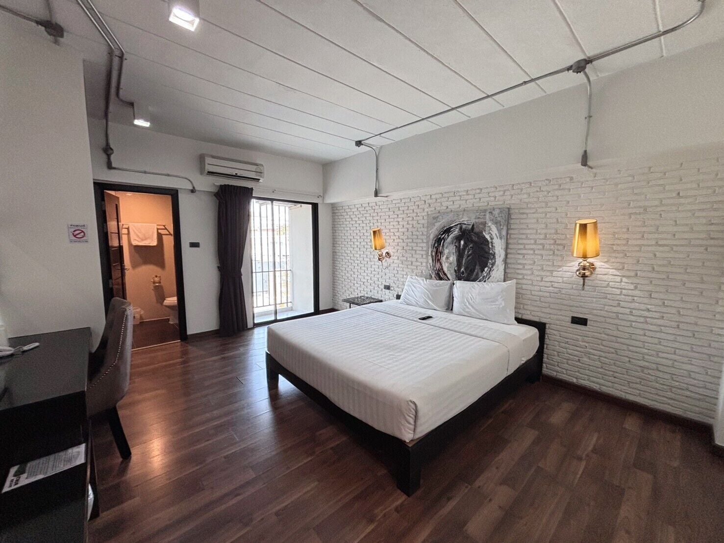 Deluxe Double Room | Minibar, in-room safe, desk, blackout curtains