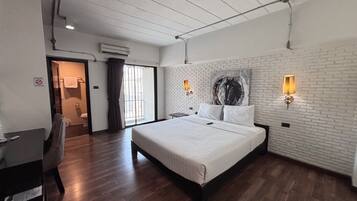Deluxe Double Room | Minibar, in-room safe, desk, blackout curtains