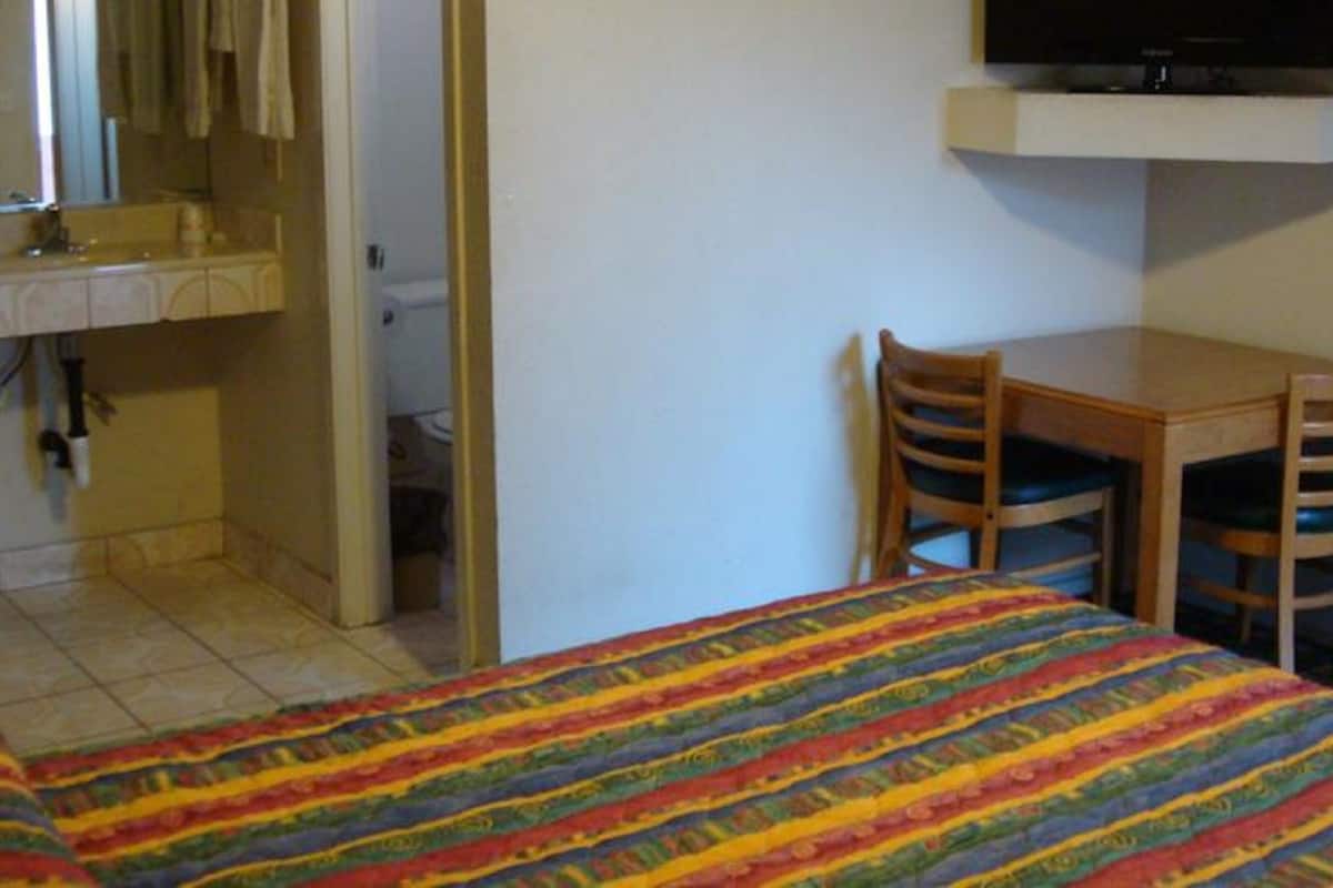 Basic Single Room, Multiple Beds, Non Smoking | 3 bedrooms, WiFi (free), bed sheets