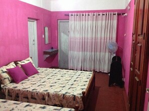 Tabla de planchar con plancha y ropa de cama