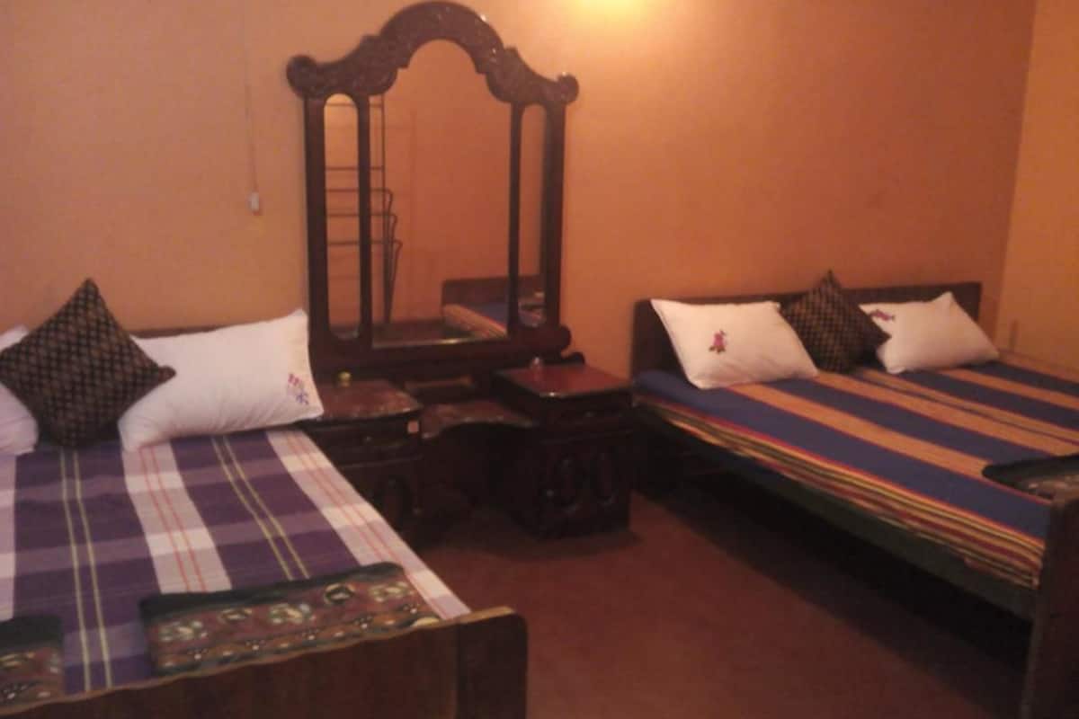 Iron/ironing board, bed sheets