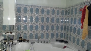 Comfort Apartment, 2 Bedrooms | Bathroom | Combined shower/bathtub, jetted bath, free toiletries, hair dryer