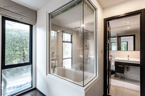 Articles de toilette gratuits, sèche-cheveux, serviettes fournies, savon
