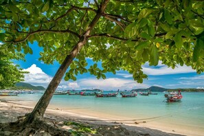 A beach with boats and a clear sky. - Apartments at The Title by Lofty (Rawai)