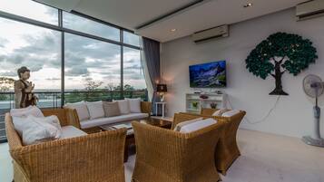 3 Bedrooms Villa with Sea View | Salle de séjour | TV connectée