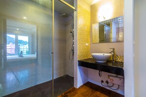 2 Bedrooms Apartment | Kamar mandi | Shower, perlengkapan mandi gratis, pengering rambut, dan kloset
