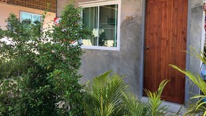 Un edificio con puerta de madera, una ventana y el número 'B4' en la pared.