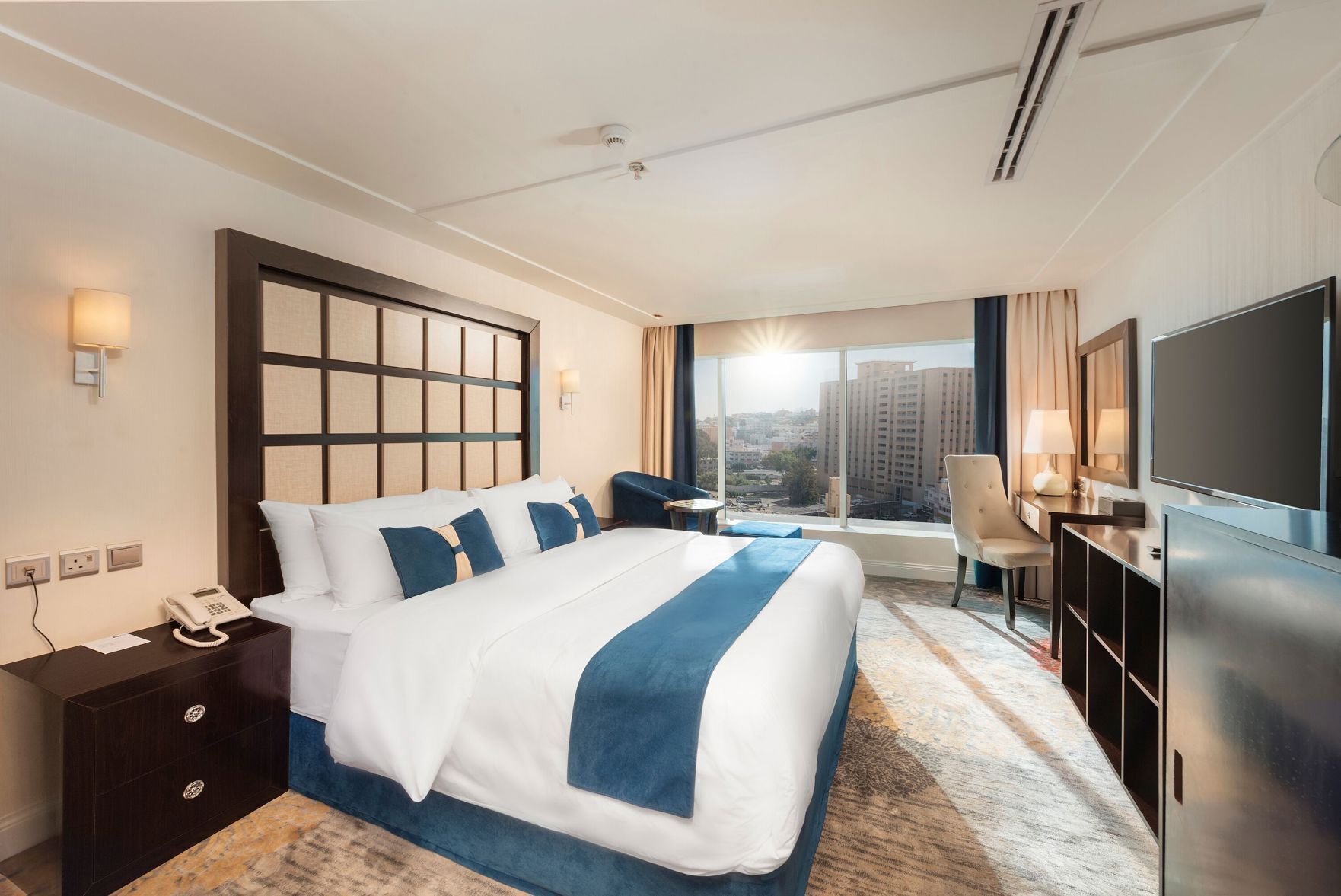 Minibar con artículos gratuitos y caja de seguridad en la habitación 
