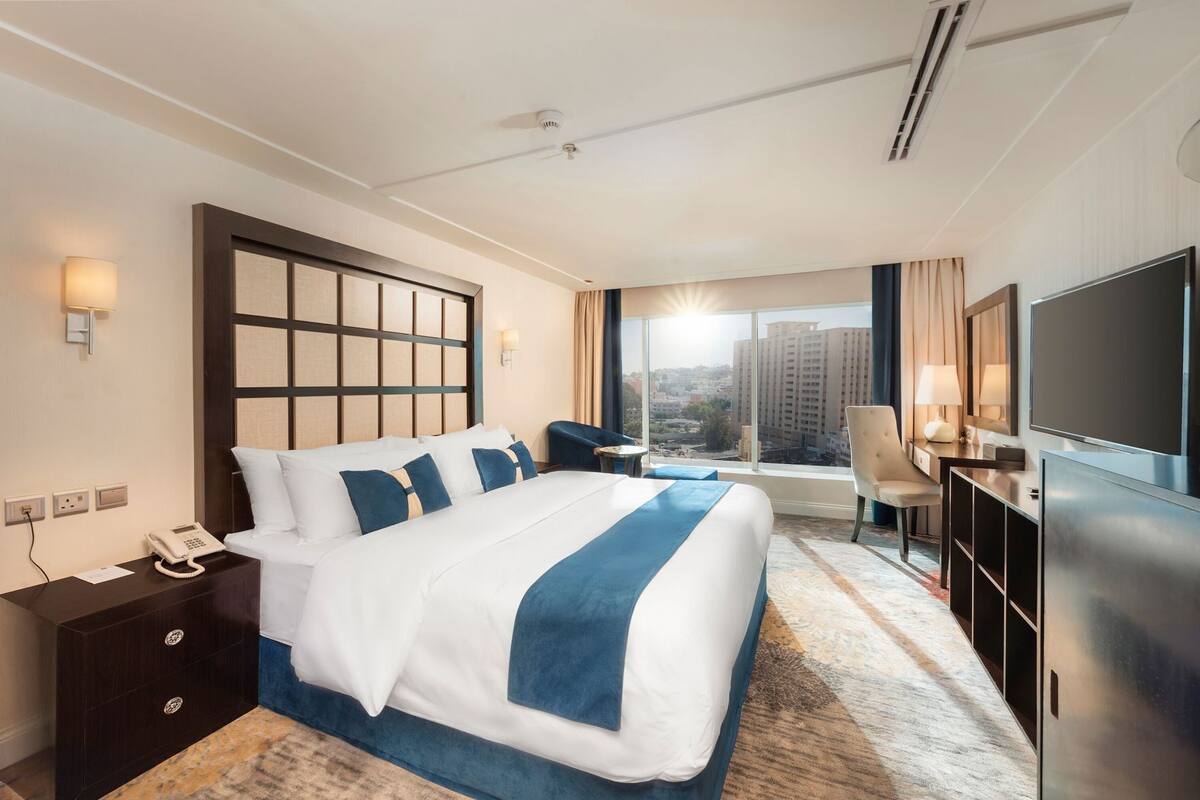 Minibar con artículos gratuitos y caja de seguridad en la habitación