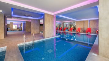 من حمّامات السباحة المغطاة